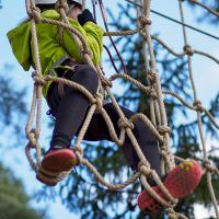 Lapsi ”hämähäkinverkossa” Seikkailupuisto Huipussa
