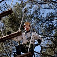 Sillalla yläilmoissa Seikkailupuisto Pakassa 