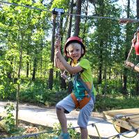 Lapsia etenemässä köysisillalla Seikkailupuisto Korkeessa