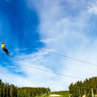 Seikkailija vaijeriliu’ussa Seikkailupuisto Laajavuoressa