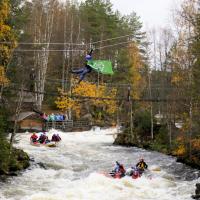 Kosken ylitys vaijeriliukua pitkin Basecamp Oulangan seikkailupuistossa