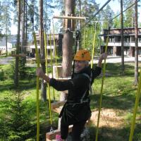 Pajulahden seikkailupuistossa ylitetään esimerkiksi erilaisia siltoja yläilmoissa..