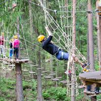 Seikkailijoita Seikkailupuisto Laajavuoren radoilla metsässä