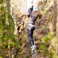 Vaijeriliuku rullalaudalla Seikkailupuisto Huipussa