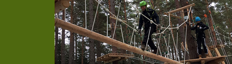 Seikkailupuisto Huikeessa tasapainoillaan palkeilla