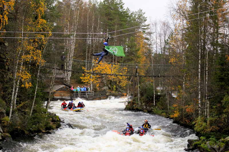 Liuku kosken yli Basecamp Oulangan seikkailupuistossa