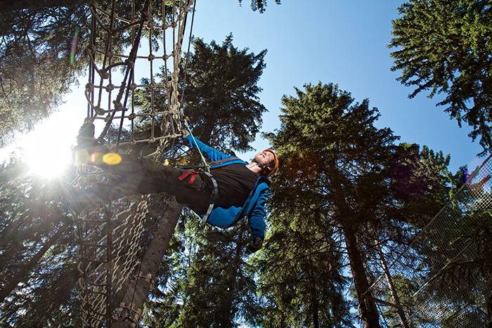 Seikkailija verkkoesteellä Seikkailupuisto Laajavuoressa