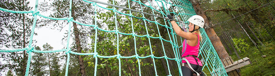 Levin seikkailupuistossa voi vaikka koetella voimiaan hämähäkkinaisena.