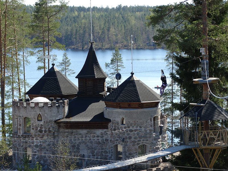 Sisumetsän seikkailupuisto ja Hiidenlinna